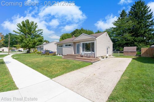 832 Southwood Dr, Fenton, MI, 48430-1420 | Card Image
