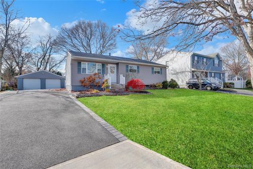 7 Winston Rd, Centereach, NY, 11720-2812 | Card Image