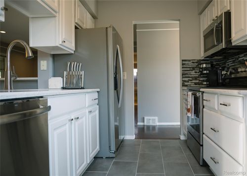 15057 Hix St, Livonia, MI, 48154-4875 | Card Image