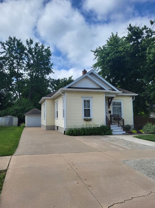 107 E 1st St, Streator, IL, 61364-1555 | Card Image