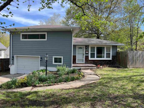 802 Sherwood Way, Emporia, KS, 66801-5580 | Card Image