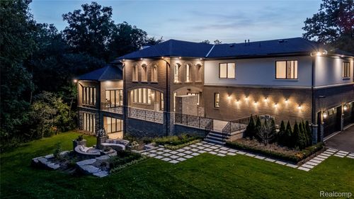 559 Barrington Park Dr, Bloomfield Hills, MI, 48304 | Card Image