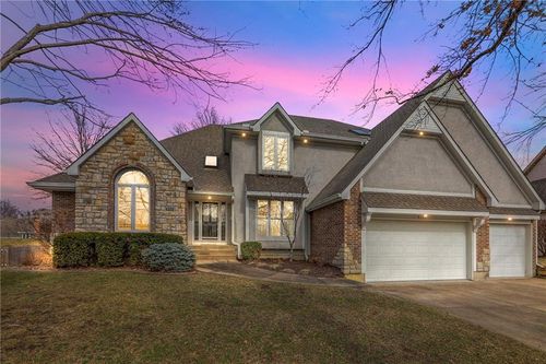 955 Nw High Point Dr, Lee's Summit, MO, 64081-1993 | Card Image