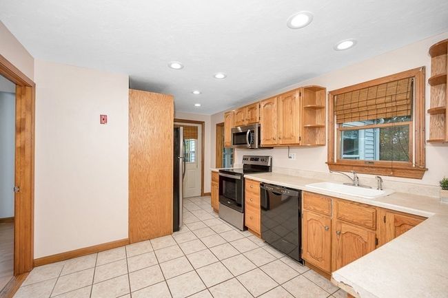 7 Oakhurst Ter, House other with 3 bedrooms, 2 bathrooms and 4 parking in North Reading MA | Image 6