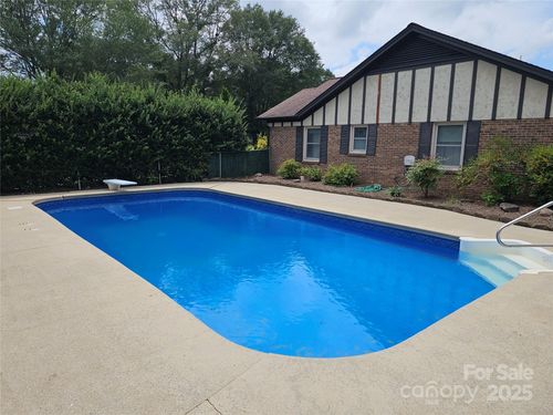 1015 37th Ave Ne, Hickory, NC, 28601-7484 | Card Image