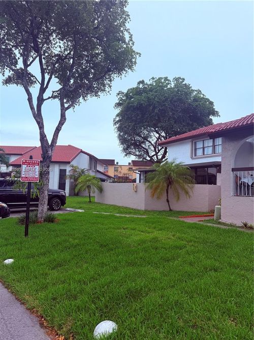 4-3-9909 Nw 9th Street Cir, Miami, FL, 33172-5153 | Card Image