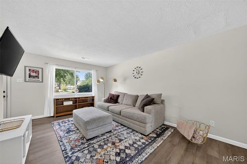 2305-2305 Gascony Dr, Lake St Louis, MO, 63367-1122 | Card Image