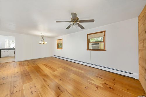 4 Maple St, Glenwood Landing, NY, 11547-3071 | Card Image