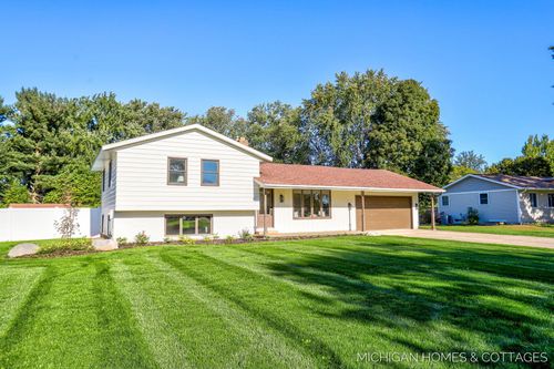 10975 Campanel Dr, Zeeland, MI, 49464-9117 | Card Image