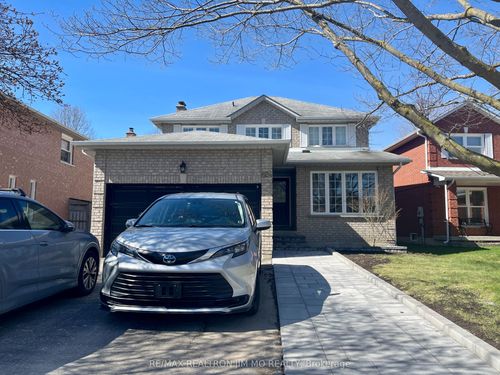 lower-824 College Manor Drive, Newmarket, ON, L3Y8G6 | Card Image