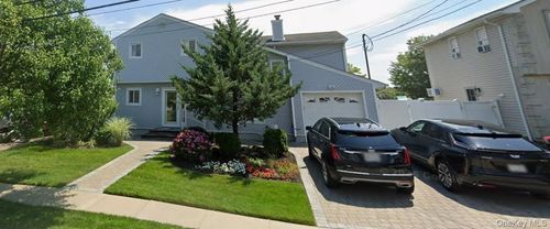 69 Ann Dr S, Freeport, NY, 11520-5706 | Card Image