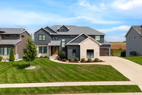 5765 Pigeon Creek Rd, Bettendorf, IA, 52722-2561 | Card Image