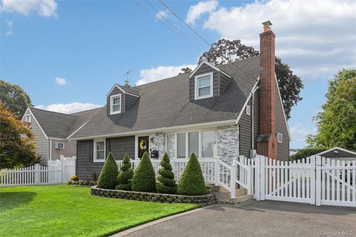 2606 7th Ave, East Meadow, NY, 11554-3330 | Card Image