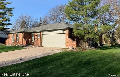 5051 Falmouth Dr, Troy, MI, 48085-3212 | Card Image