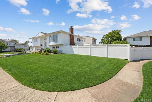 341 Green Ct, Oceanside, NY, 11572-5615 | Card Image