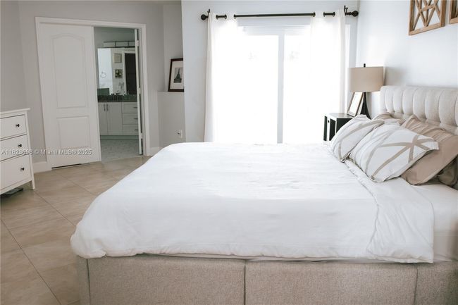 10919 Nw 67 Th Ter, House other with 4 bedrooms, 3 bathrooms and null parking in Doral FL | Image 33