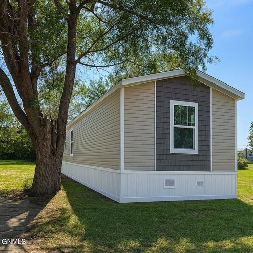 211 E St, Dickinson, ND, 58601-6137 | Card Image