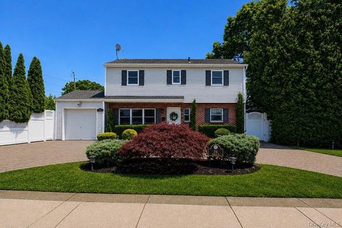 26 Cedar St, Farmingdale, NY, 11735-3100 | Card Image