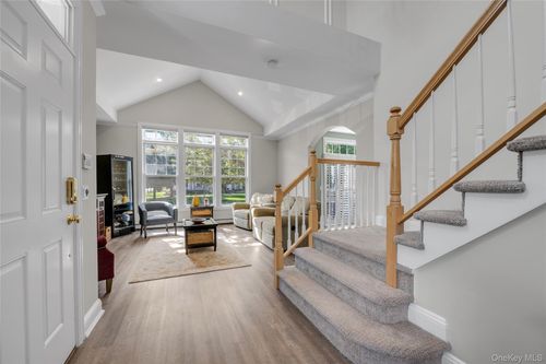 626 Village Grn N, Port Washington, NY, 11050-4717 | Card Image