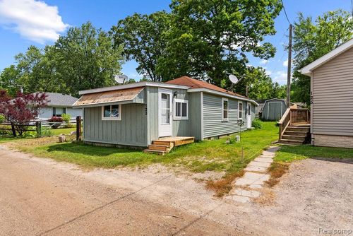 123 S Lake Dr, Columbiaville, MI, 48421-9714 | Card Image