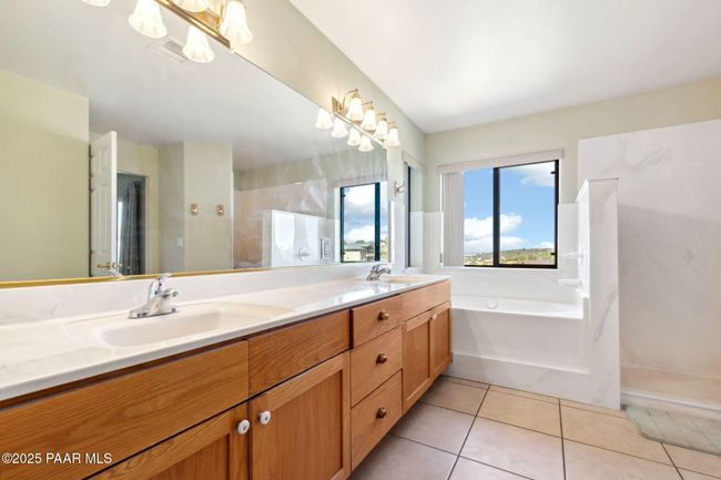 Primary Bathroom | Image 17