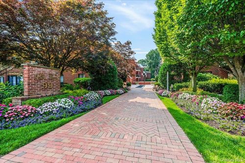 112-99 S Park Ave, Rockville Centre, NY, 11570-6152 | Card Image