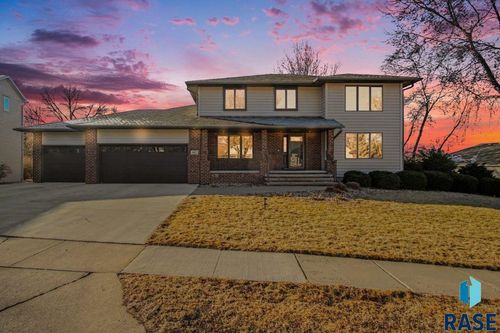 607 E 61st St Street, Sioux Falls, SD, 57108 | Card Image