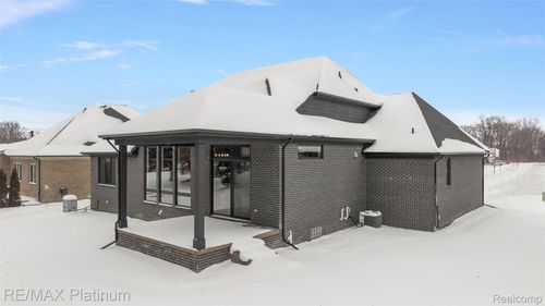 52921 Royal Park Ave, Utica, MI, 48315-2772 | Card Image