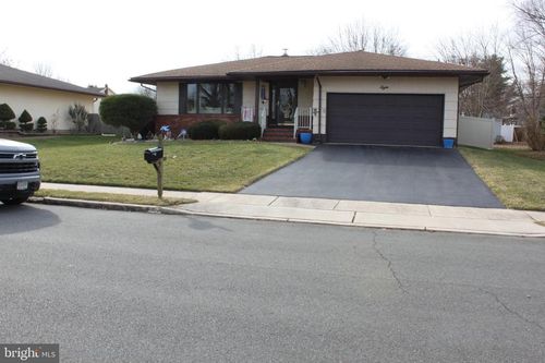 8 Mint Leaf Dr, Hamilton, NJ, 08690-2218 | Card Image