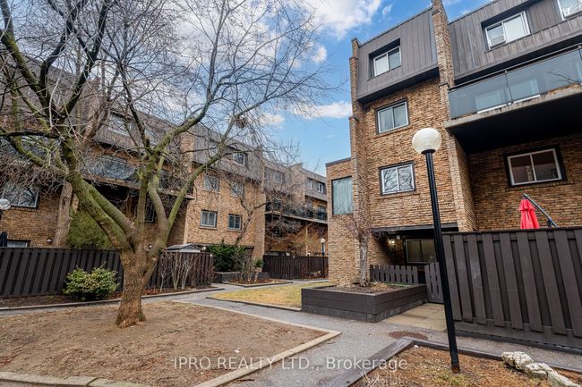 61 - 130 Ling Rd, Condo with 4 bedrooms, 2 bathrooms and 1 parking in Toronto ON | Image 4