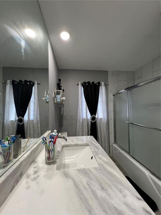 Primary Bathroom | Image 12