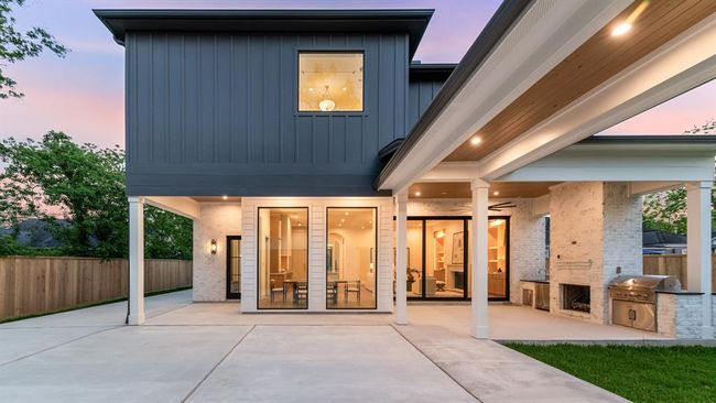 Seamlessly entertain and enjoy indoor outdoor living with oversized sliding California doors that lead from the main living space to your covered outdoor patio. | Image 42