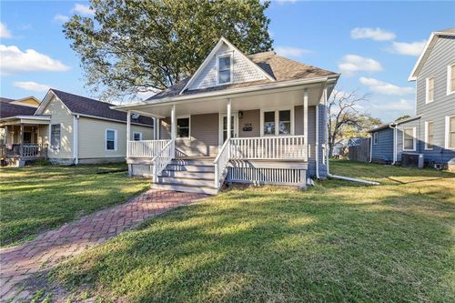 304 W Wea St, Paola, KS, 66071-1450 | Card Image
