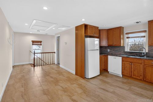 256 Royal Avenue, North Hempstead, NY, 11501 | Card Image