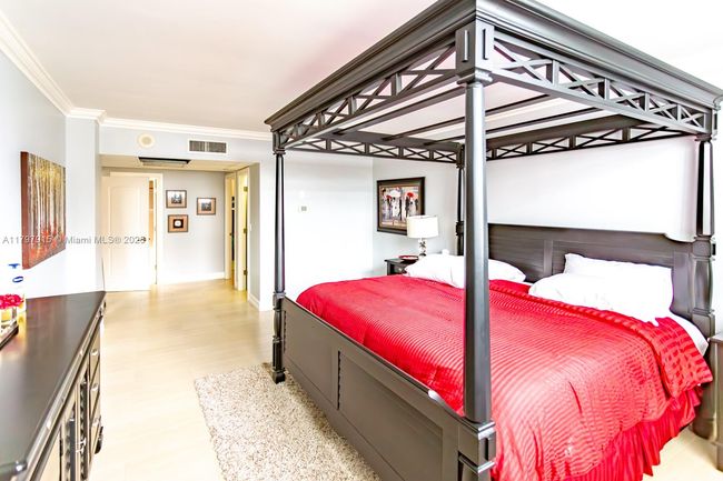 APT-1403 - 19370 Collins Ave, Condo with 2 bedrooms, 2 bathrooms and null parking in Sunny Isles Beach FL | Image 21