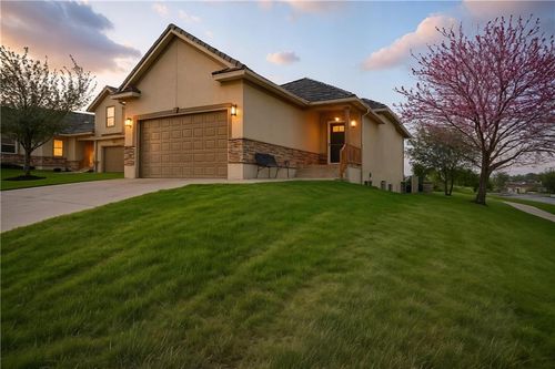 801 Ne Lone Hill Dr, Lee's Summit, MO, 64064-7852 | Card Image