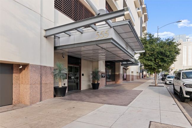 24-hour concierge service and secure parking | Image 37