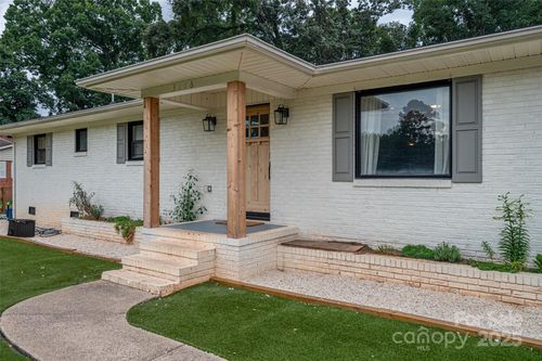 3116 Sunset Rd, Charlotte, NC, 28216-7607 | Card Image