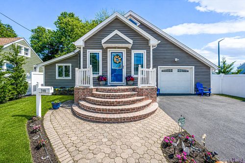 590 S 7th St, Lindenhurst, NY, 11757-4647 | Card Image