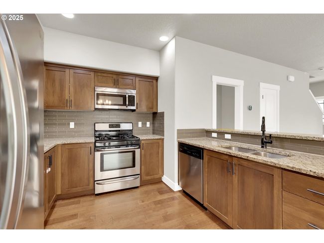 385 Sw Mitchum Ter, House other with 3 bedrooms, 3 bathrooms and 2 parking in Beaverton OR | Image 9