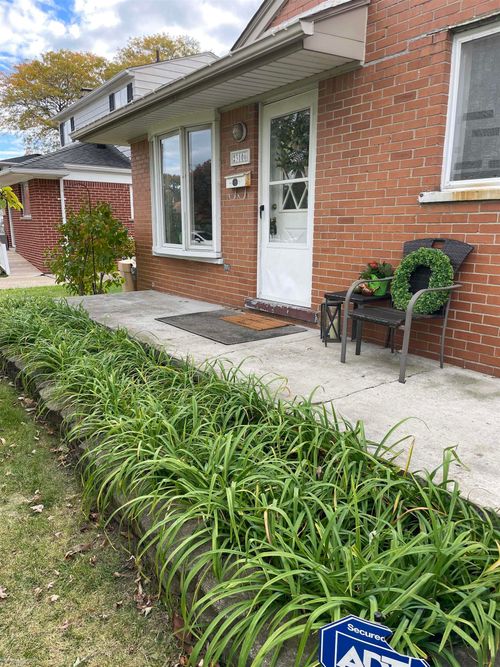 23106 Beverly St, Saint Clair Shores, MI, 48082-1194 | Card Image