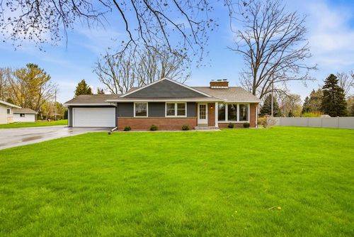 W228N3952 Crescent Drive, Pewaukee, WI, 53072 | Card Image