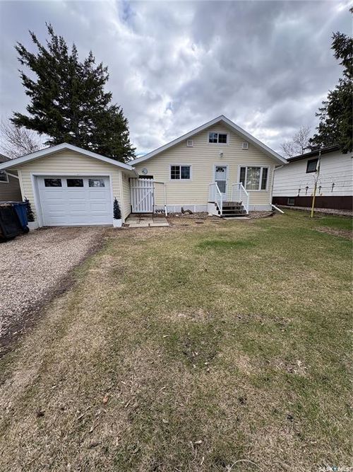 209 2nd Avenue E, Kelvington, SK, S0A1W0 | Card Image