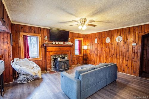 67 Grove St, Warwick, NY, 10990-1927 | Card Image