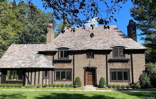 8 Valley Rd, Locust Valley, NY, 11560-2603 | Card Image