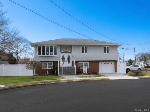 395 N Putnam Ave, Lindenhurst, NY, 11757-3926 | Card Image