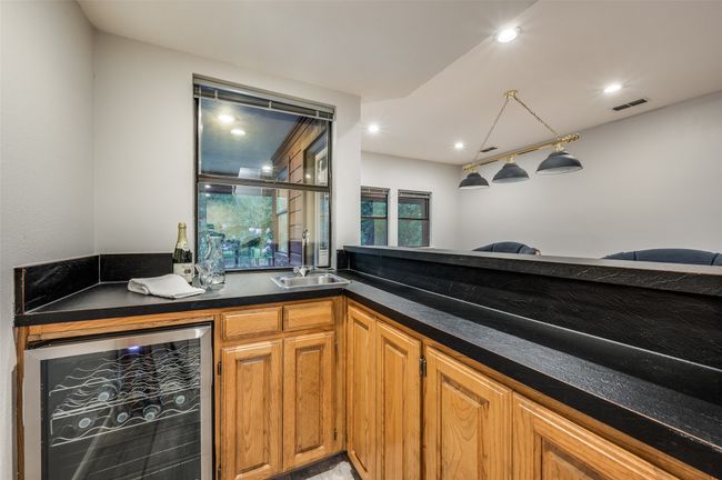 Convenient wet bar | Image 17