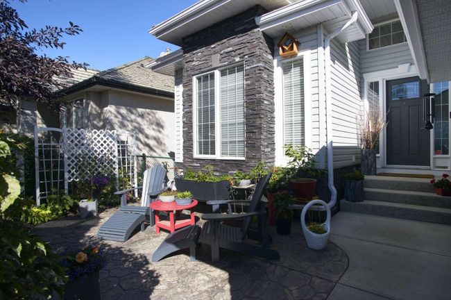 12 Valley Ponds Place Nw, Home with 4 bedrooms, 3 bathrooms and 4 parking in Calgary AB | Image 3