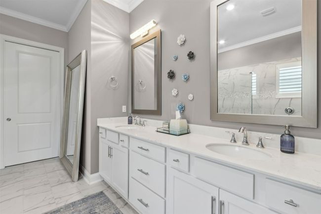 Owners bath, double vanity | Image 20