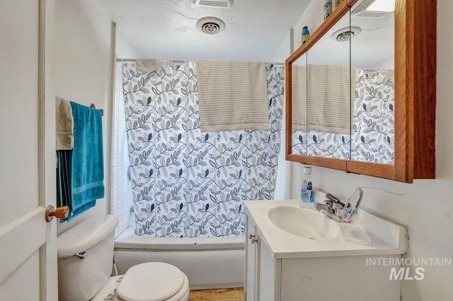 Bathroom with vanity and shower / bath combo | Image 21
